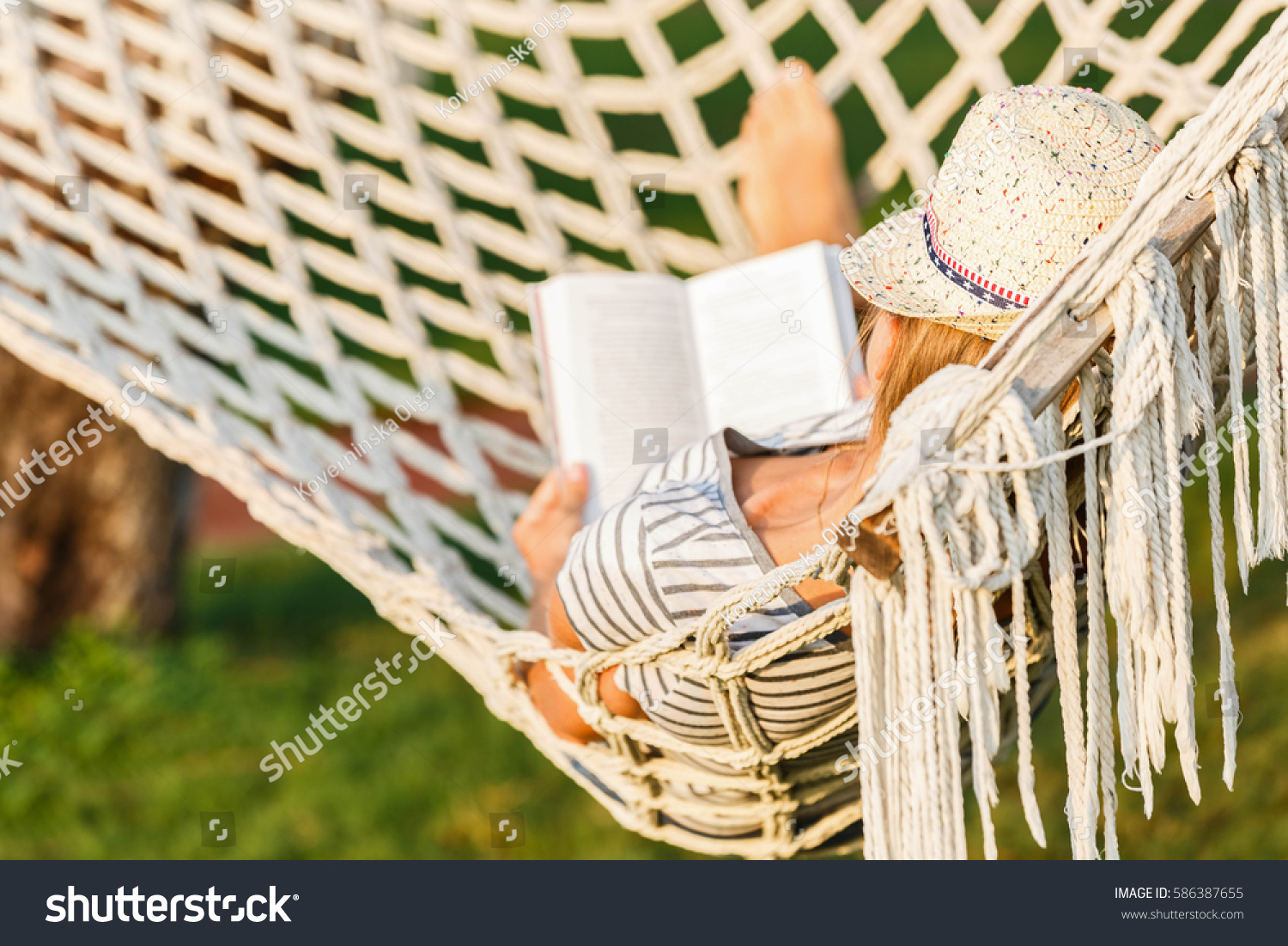 Femme lisant dans un hamac