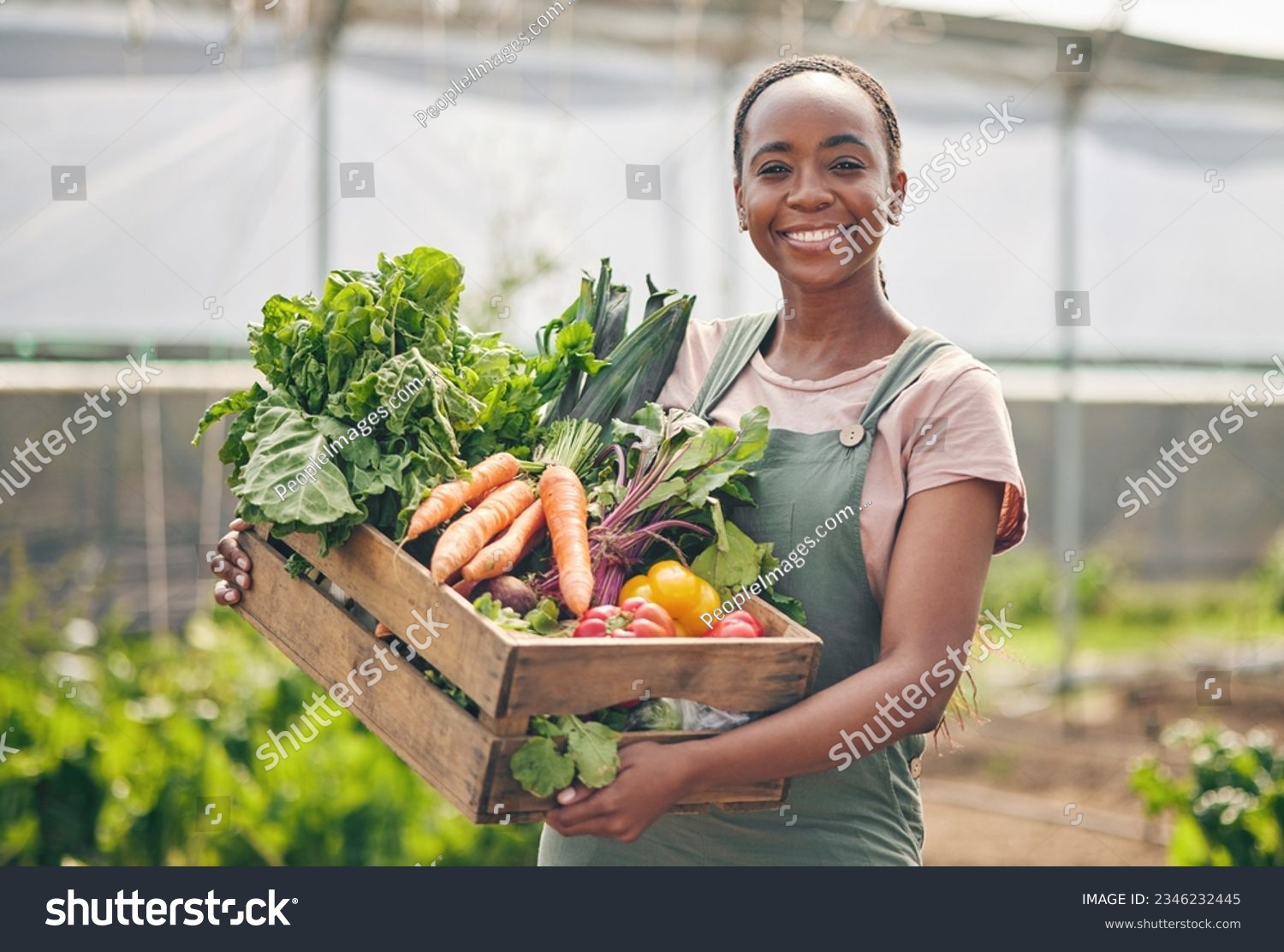 Une femme souriante, dans une micro ferme, ramassant des légumes